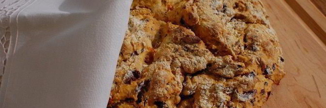 Хлеб с оливками и вялеными помидорами