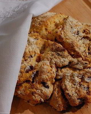 Хлеб с оливками и вялеными помидорами