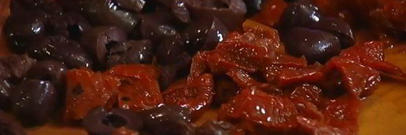 хлеб с оливками и вялеными помидорами