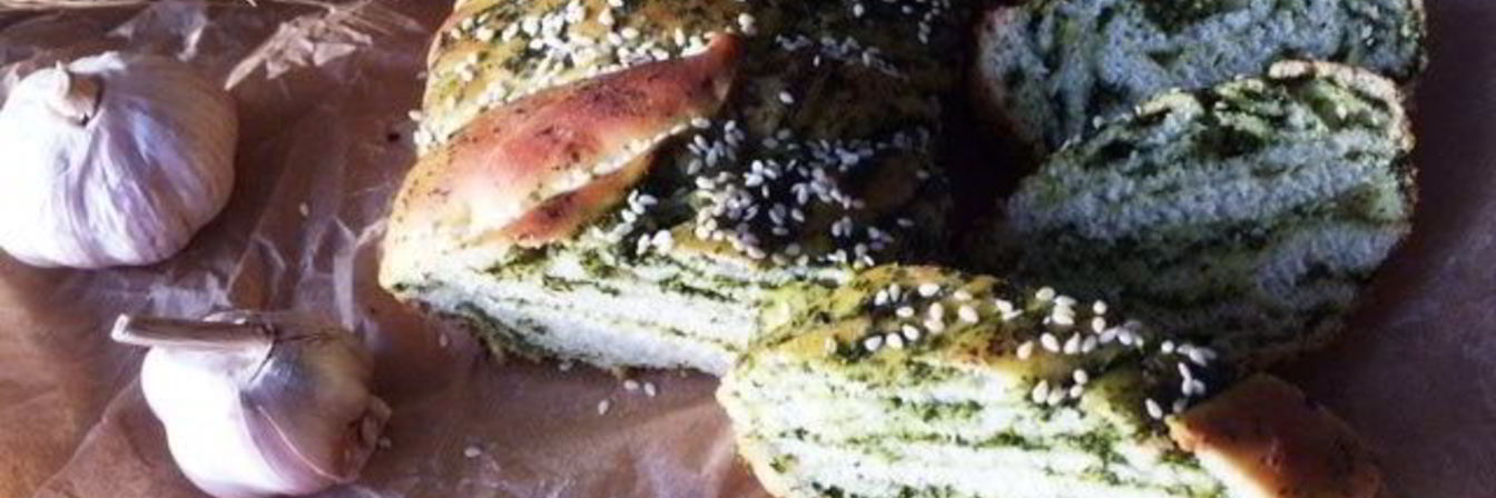 Хлеб с зеленью и чесноком