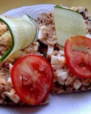 Хрустящие хлебцы с тунцом