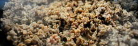 кукурузный хлеб с колбасой и яблоками