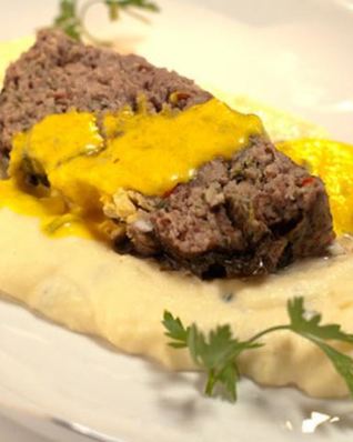 Мясной хлеб с яйцом и орехами