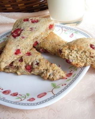 Овсяно-кокосовые сконы со смородиной