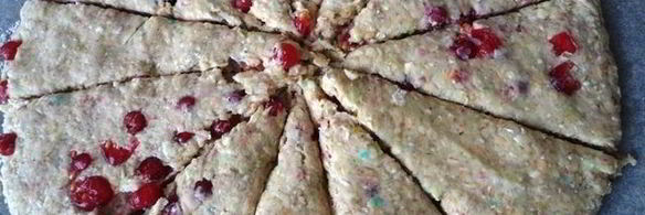 овсяно-кокосовые сконы со смородиной