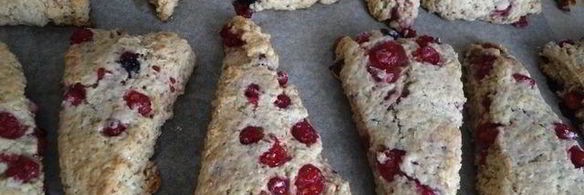 овсяно-кокосовые сконы со смородиной