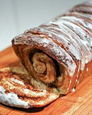 Разваливающийся хлеб с корицей в глазури