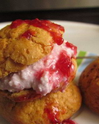 Сконы с корицей и начинкой из творога и малины