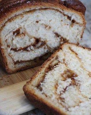 Сладкий хлеб с варенной сгущенкой и орехами