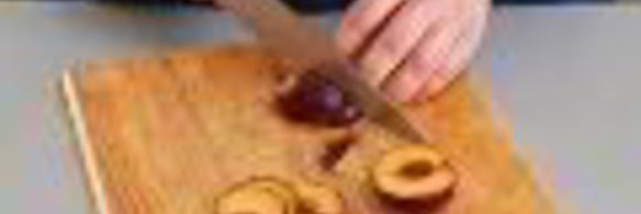 тосты из черного хлеба с творогом и сливами