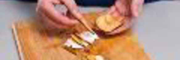 тосты из черного хлеба с творогом и сливами