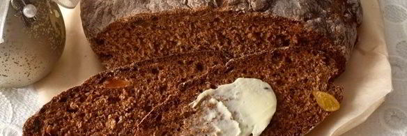 цельнозерновой содовый хлеб с тмином, изюмом и овсяными хлопьями