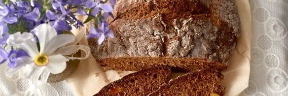 цельнозерновой содовый хлеб с тмином, изюмом и овсяными хлопьями