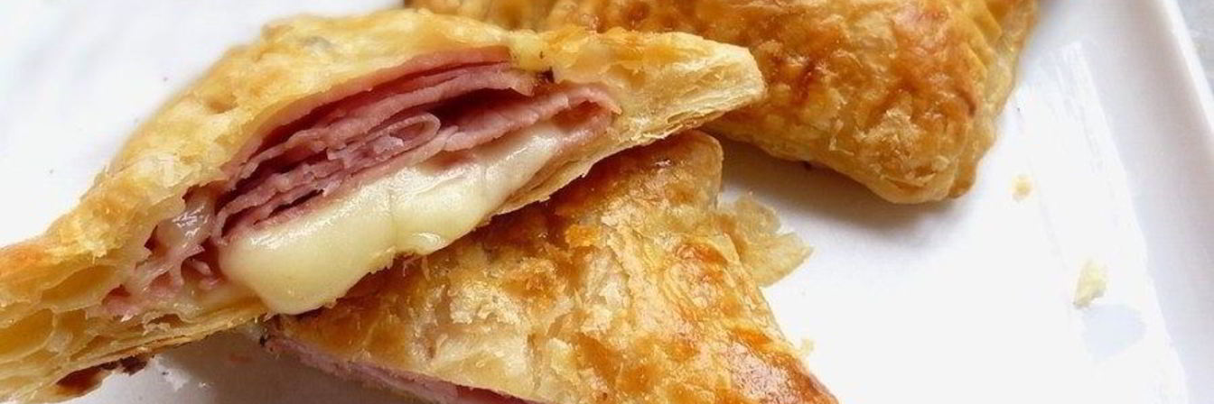 Конвертики из слоеного теста с сыром