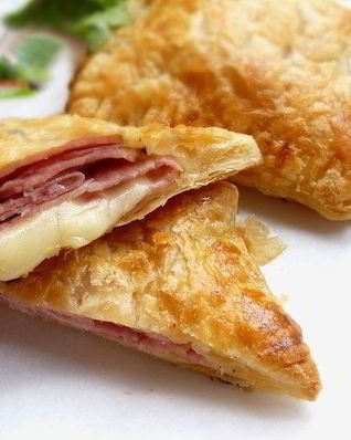 Конвертики из слоеного теста с сыром