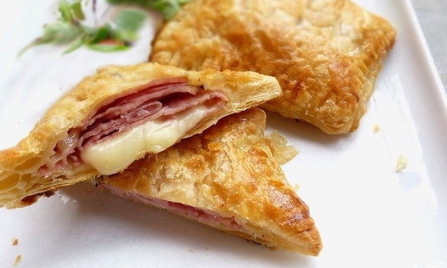 Рецепт конвертиков из слоеного теста с сыром