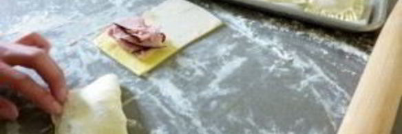 конвертики из слоеного теста с сыром