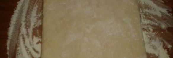 конвертики из слоеного теста с яблоками