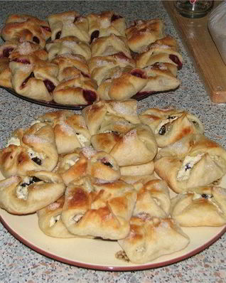 Конвертики с черной смородиной, бананом и маскарпоне