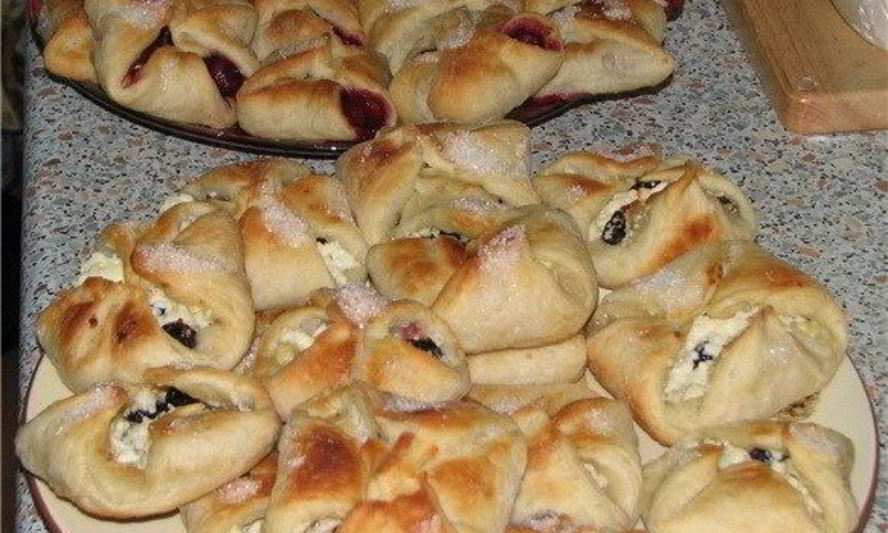 Рецепт конвертиков с черной смородиной, бананом и маскарпоне