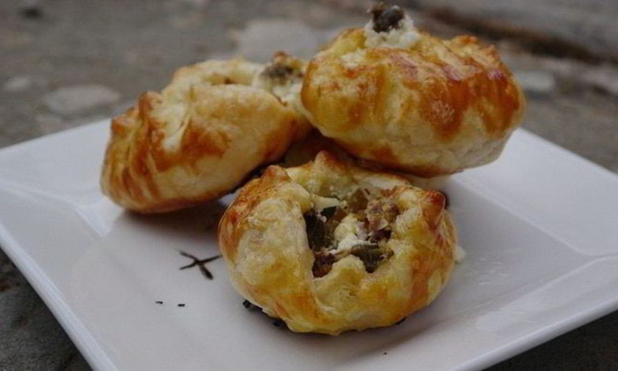 Рецепт конвертиков с козьим сыром, каперсами и анчоусами