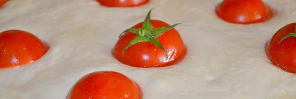 ароматная фокачча с помидорками черри и чесночным маслом