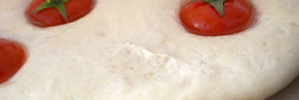 ароматная фокачча с помидорками черри и чесночным маслом