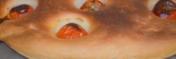 ароматная фокачча с помидорками черри и чесночным маслом