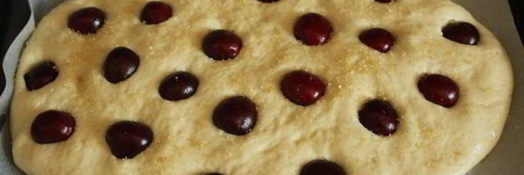 фокачча с черешней и сыром бри