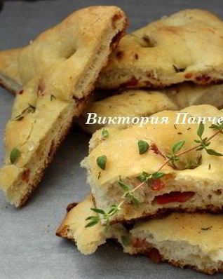 Фокачча с острой копченой колбасой и тимьяном