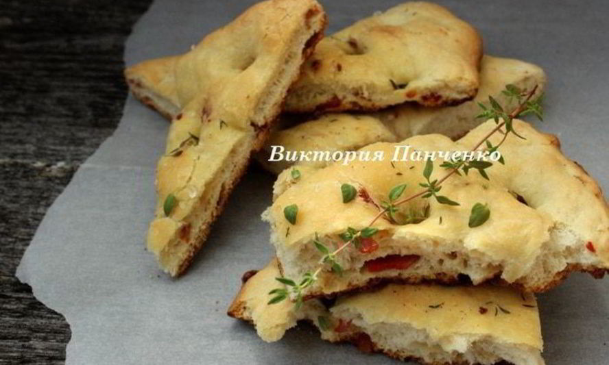 Рецепт фокаччи с острой копченой колбасой и тимьяном