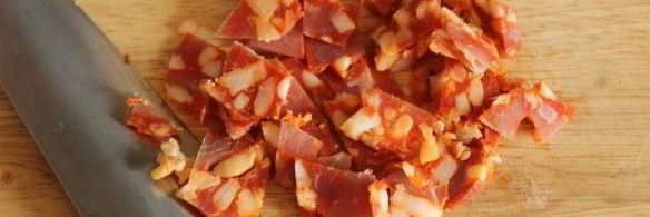 фокачча с острой копченой колбасой и тимьяном