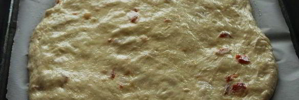 фокачча с острой копченой колбасой и тимьяном