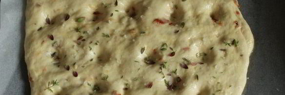 фокачча с острой копченой колбасой и тимьяном