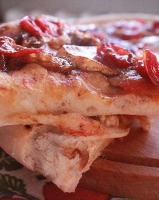 Фокачча с помидорами и анчоусами