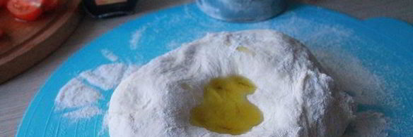 фокачча с помидорами и анчоусами