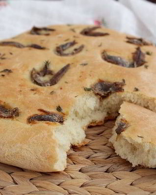 Фокачча с тимьяном и анчоусами