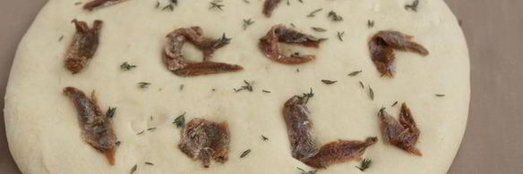 фокачча с тимьяном и анчоусами