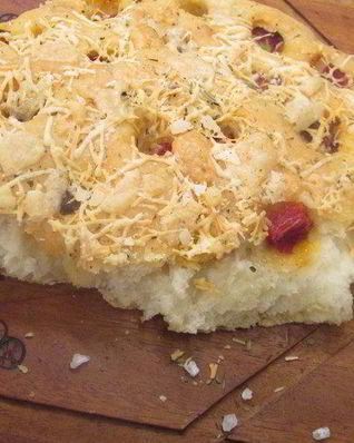 Фокачча с вялеными помидорами и пармезаном