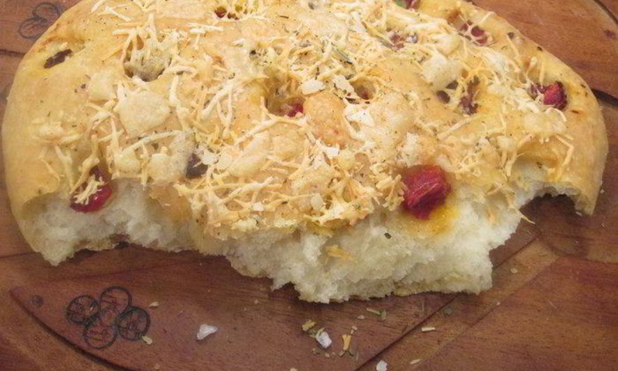 Рецепт фокаччи с вялеными помидорами и пармезаном