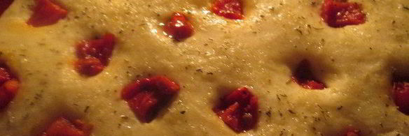 фокачча с вялеными помидорами и пармезаном