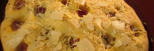 фокачча с вялеными помидорами и пармезаном