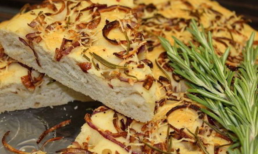 Рецепт фокаччи с жареным луком и розмарином