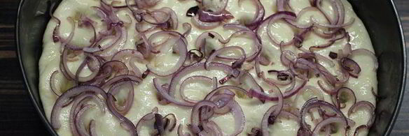 фокачча с жареным луком и розмарином