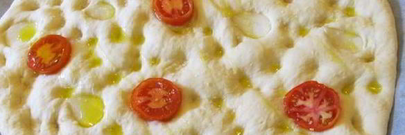 картофельная фокачча с томатами и чесноком