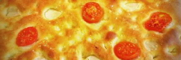 картофельная фокачча с томатами и чесноком