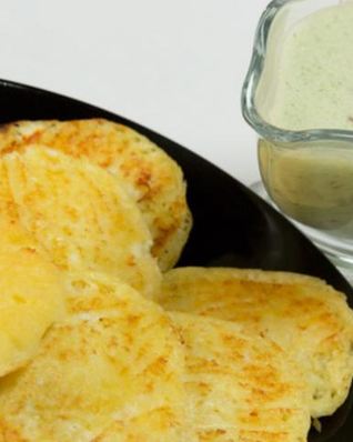 Кукурузные лепешки и йогуртовый соус