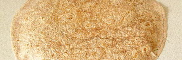 лавашевые лепешки из цельнозерновой муки с брынзой и зеленью