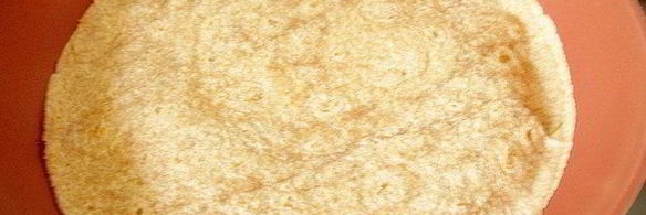 лавашевые лепешки из цельнозерновой муки с брынзой и зеленью