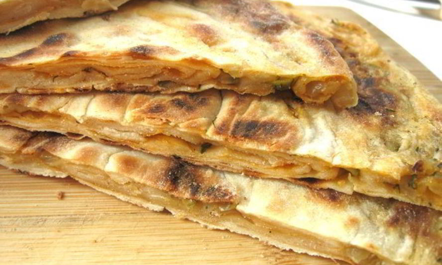 Рецепт лепешки с оливками, луком и томатным соусом